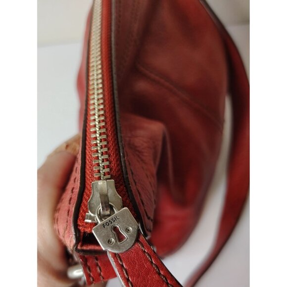 Vtg. Burgundy Red Leather Fossil Bucket Shoulder Bag Purse, Large Key, Zip Hobo - Picture 5 of 7